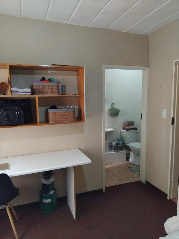 To Let 1 Bedroom Property for Rent in Kannoniers Park North West
